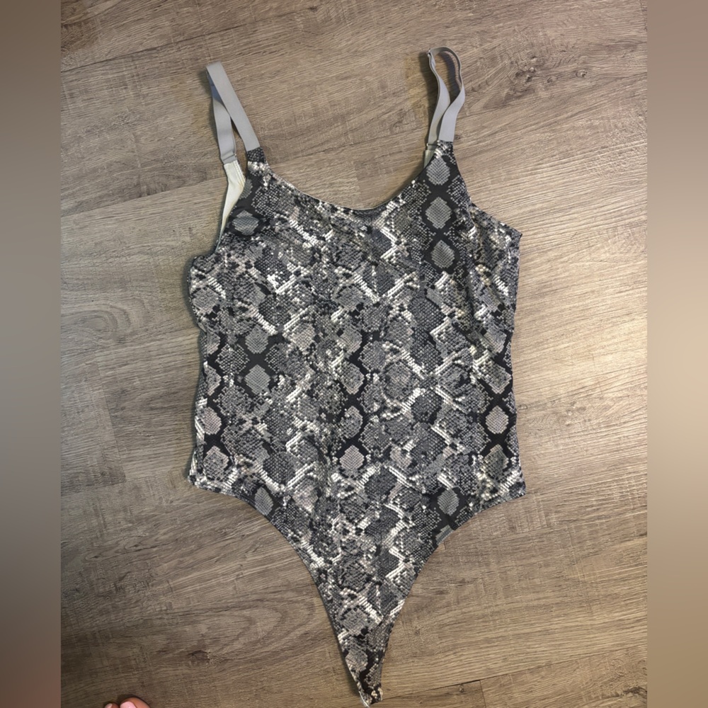 Victoria’s Secret Sport Snakeskin Bodysuit – Size M (Gray / Black)
